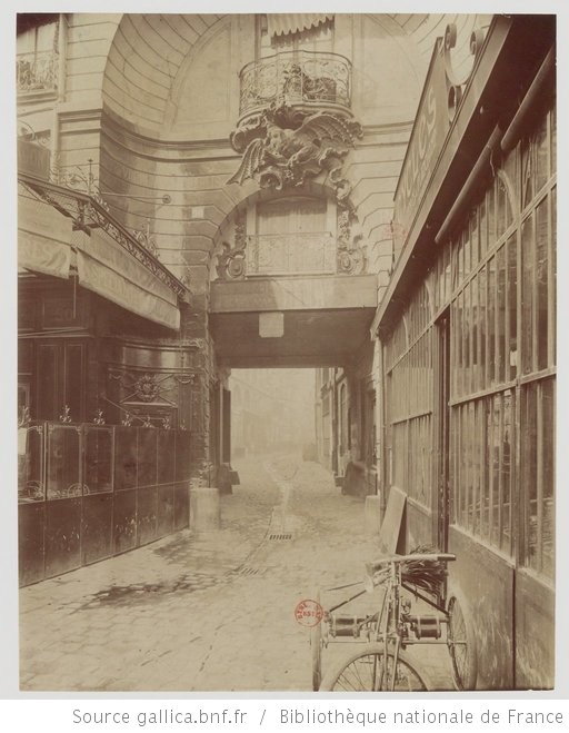 cour du dragon detalle puerta